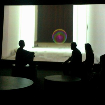 Cao Guimarães. Videoinstalação.