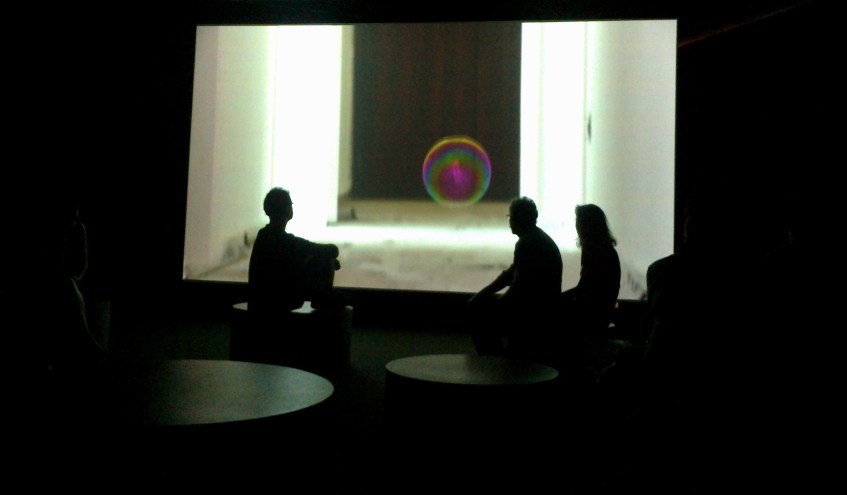 Cao Guimarães. Videoinstalação.