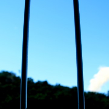 Imagem de capa. Janela e céu azul.