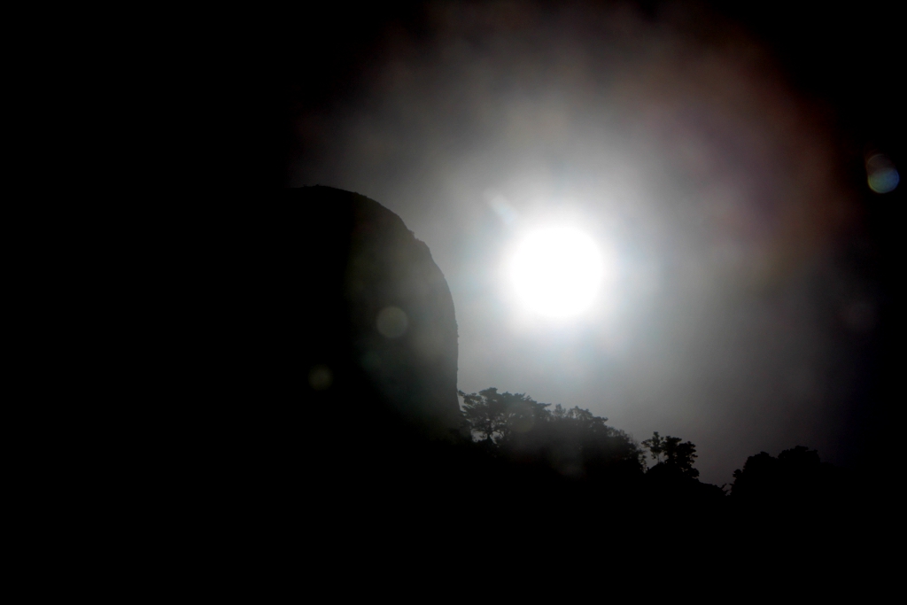 Imagem de capa. Sol no céu escuro.