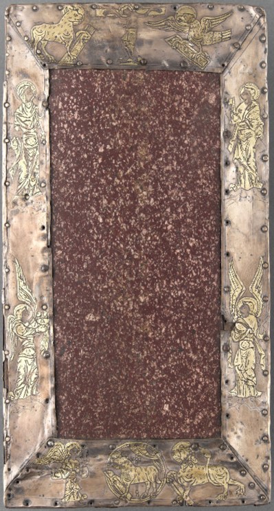 Anônimo inglês. Altar portátil, primeira metade do séc. XI. Placa de pórfiro púrpura que presentifica Cristo (Praesentatio) e um círculo de prata que descreve a crucificação, os símbolos dos evangelistas, arcanjos e Agnus Dei. Museu de Cluny, Paris. 