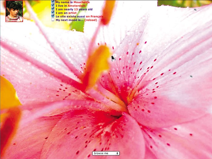 Figura 2. Página inicial de “Mouchette.org”. Martine Neddam, 1996. Fonte: . Na parte superior da imagem encontram-se as primeiras informações relativas à fotografia localizada no canto esquerdo: “□ My name is Mouchette. □ I live in Amsterdam. □ I am nearly 13 years old. □ I am an artist. □ And this is my shop. □ Le site existe aussi en Français. □ My next mood is... (reload)”. Cada palavra escrita com a cor vermelha na imagem indica um botão de acesso para outras páginas.