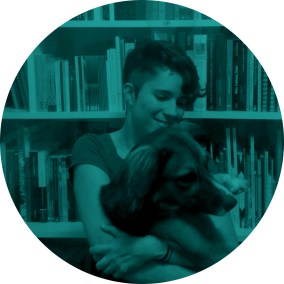 Fabiana de cabelo curto segurando Chi Chi, o catioro. 