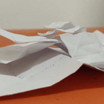 Barcos de papel desfeitos.