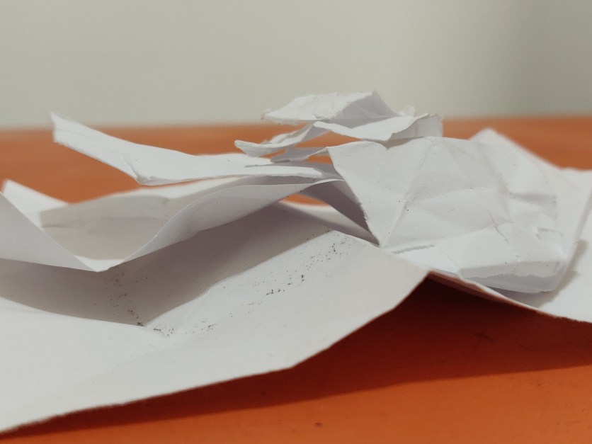 Barcos de papel desfeitos.