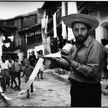 Alberto Greco. Manifesto Rolo vivo dito. Fotografia.