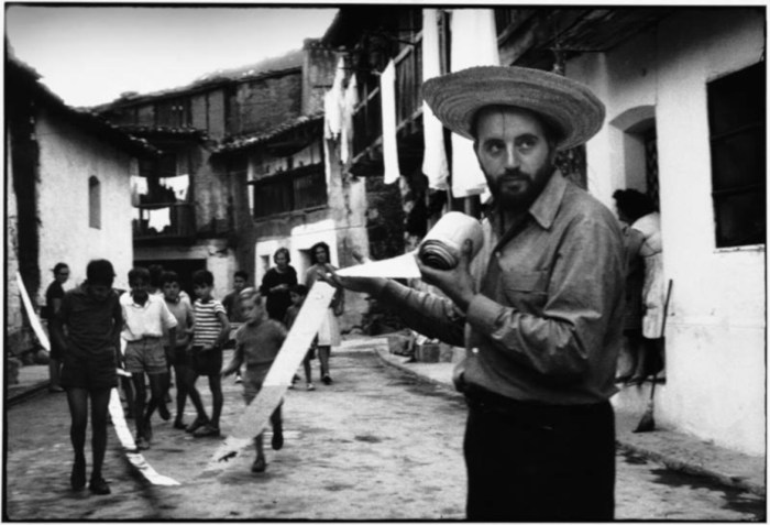 Alberto Greco. Manifesto Rolo vivo dito. Fotografia. 