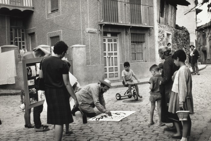 Alberto Greco. Manifesto Rolo vivo dito. Fotografia. 