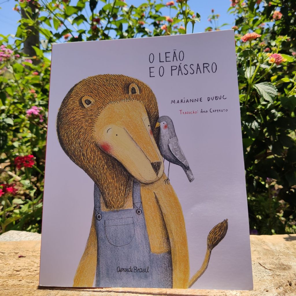 Imagem de capa. Livro infantil. O leão e o pássaro. MArianne Dubuc. Ana Caperuto.