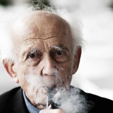 Imagem de capa. Zygmunt Bauman. Fotografia. Modernidade Líquida