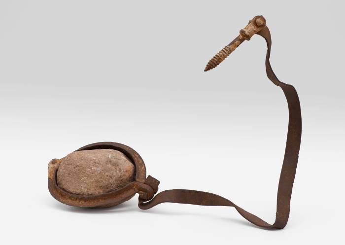 Imagem de capa. Escultura. Objeto. Robert Rauschenberg. Metal. Ferrugem.