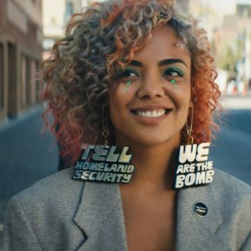 Imagem de capa. Podcast. Arte e Política. Tessa Thompson.