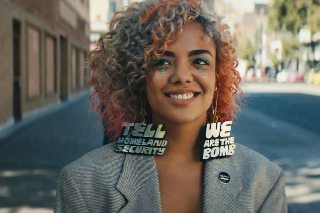 Imagem de capa. Podcast. Arte e Política. Tessa Thompson.