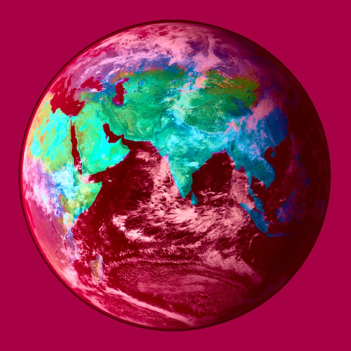 Planeta terra em alto contraste de magenta, verde e azul.