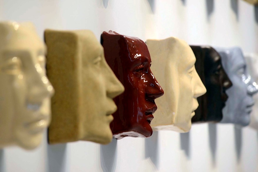 Lígia Borba. Presentes e Ausentes. Cerâmica em alta temperatura, massas e vidrados variado. 2018.