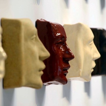 Lígia Borba. Presentes e Ausentes. Cerâmica em alta temperatura, massas e vidrados variado. 2018.