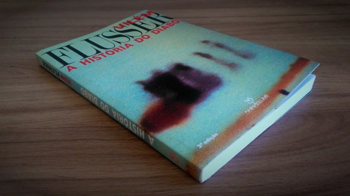 Fotografia do livro A história do Diabo, de Vilém Flusser.